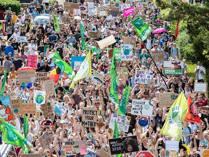 Nach Schätzungen der Polizei gingen in Aachen 10.000 bis 20.000 Demonstranten auf die Straße.
