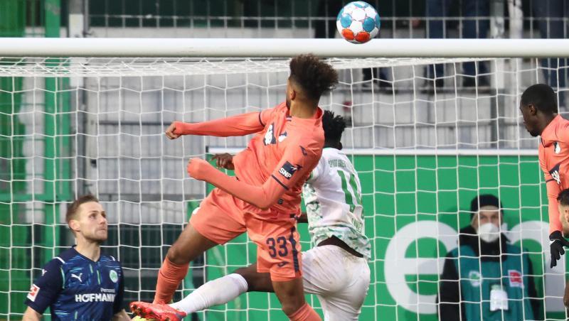 Hoffenheims Georginio Rutter (2.v.l.) besorgt per Kopfball die 2:1-Führung für die TSG in Fürth. Hoffenheims Georginio Rutter (2.v.l.) besorgt per Kopfball die 2:1-Führung für die TSG in Fürth.