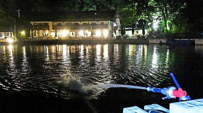 Über Nacht arbeitete die Feuerwehr pausenlos daran, den Weiher zu reinigen.