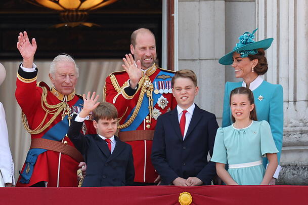 Prinz William (o. M.) überraschte zu "Trooping the Colour" mit unrasiertem Look. Prinzessin Kate (o. r.) und Prinzessin Charlotte (u. r.) überzeugten in hellblauer Garderobe. Prinz William (o. M.) überraschte zu "Trooping the Colour" mit unrasiertem Look. Prinzessin Kate (o. r.) und Prinzessin Charlotte (u. r.) überzeugten in hellblauer Garderobe.