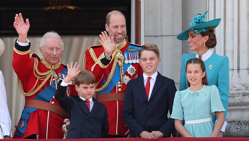 Prinz William (o. M.) überraschte zu "Trooping the Colour" mit unrasiertem Look. Prinzessin Kate (o. r.) und Prinzessin Charlotte (u. r.) überzeugten in hellblauer Garderobe. Prinz William (o. M.) überraschte zu "Trooping the Colour" mit unrasiertem Look. Prinzessin Kate (o. r.) und Prinzessin Charlotte (u. r.) überzeugten in hellblauer Garderobe.