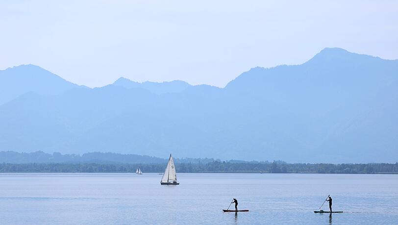 Ein Segler findet ein herrenloses Motorboot auf dem Chiemsee. (Symbolbild)