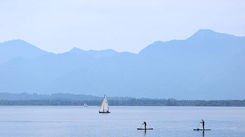 Ein Segler findet ein herrenloses Motorboot auf dem Chiemsee. (Symbolbild)