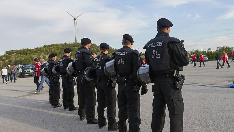 Polizisten werden am Samstag in der Allianz Arena beim Spiel des FC Bayern gegen den Hamburger SV reichlich vertreten sein.