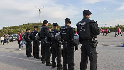 Polizisten werden am Samstag in der Allianz Arena beim Spiel des FC Bayern gegen den Hamburger SV reichlich vertreten sein.