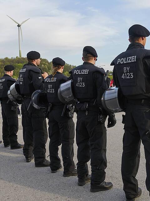 Polizisten werden am Samstag in der Allianz Arena beim Spiel des FC Bayern gegen den Hamburger SV reichlich vertreten sein.