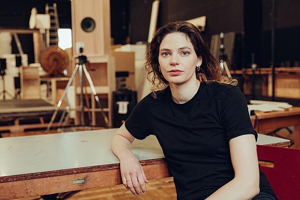 Elsa-Sophie Jach wurde 1991 bei Bremen geboren. Die studierte Theaterwissenschaftlerin führt seit 2021 Regie am Residenztheater, seit 2022 ist sie Hausregisseurin. Elsa-Sophie Jach wurde 1991 bei Bremen geboren. Die studierte Theaterwissenschaftlerin führt seit 2021 Regie am Residenztheater, seit 2022 ist sie Hausregisseurin.