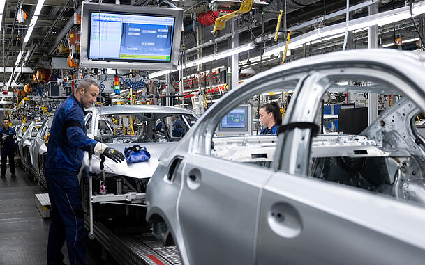 Mitarbeiter von BMW arbeiten im Stammwerk in der Produktion an der Karosserie von Autos. Sie k&ouml;nnen kein Homeoffice machen.