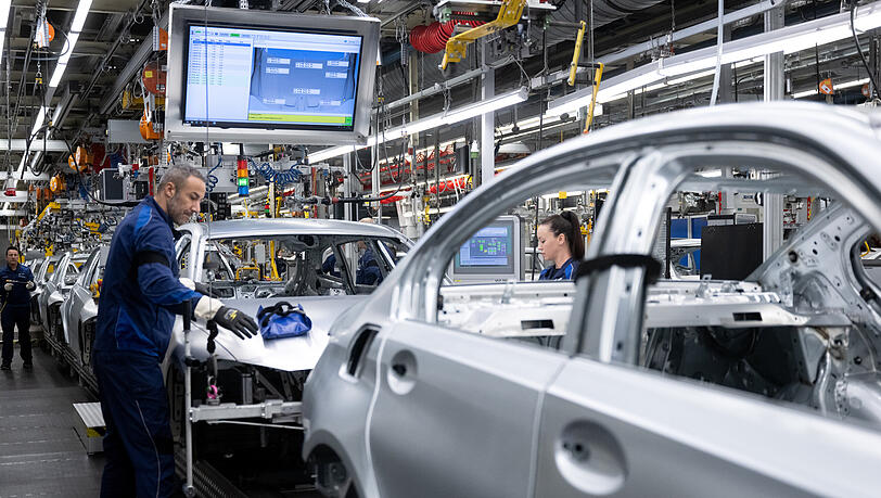 Mitarbeiter von BMW arbeiten im Stammwerk in der Produktion an der Karosserie von Autos. Sie können kein Homeoffice machen. Mitarbeiter von BMW arbeiten im Stammwerk in der Produktion an der Karosserie von Autos. Sie können kein Homeoffice machen.