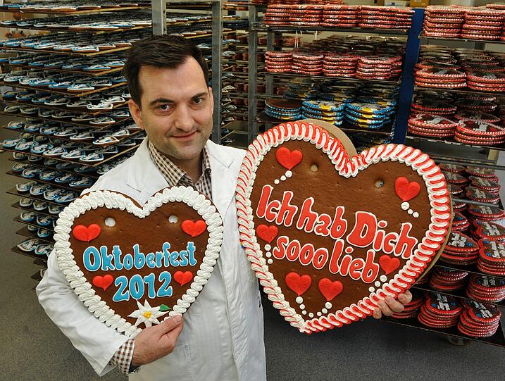 In der Produktions- und Verpackungsabteilung
stapeln sich Hunderte Bretter mit den Gebäckstücken. Etwa eine
Million Herzen liefert sein Unternehmen auf das größte Volksfest der
Welt, schätzt Geschäftsführer und Inhaber Bernd Dostler.