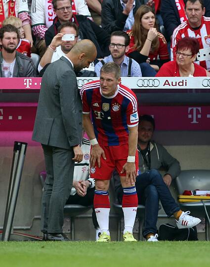 BASTIAN SCHWEINSTEIGER: NOTE 4.
Au weh! Nach 34 Minuten runter &ndash; Schlag aufs Knie! Wirkte sehr enttäuscht bei der Auswechslung. Pokal-Finale in Gefahr? Gar die WM? Abwarten! Zuvor nicht auffällig.
