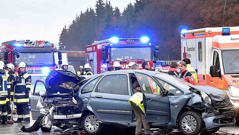Bei der Karambolage am Mittwochmorgen wurden mehrere Menschen teils schwer verletzt. Bei der Karambolage am Mittwochmorgen wurden mehrere Menschen teils schwer verletzt.