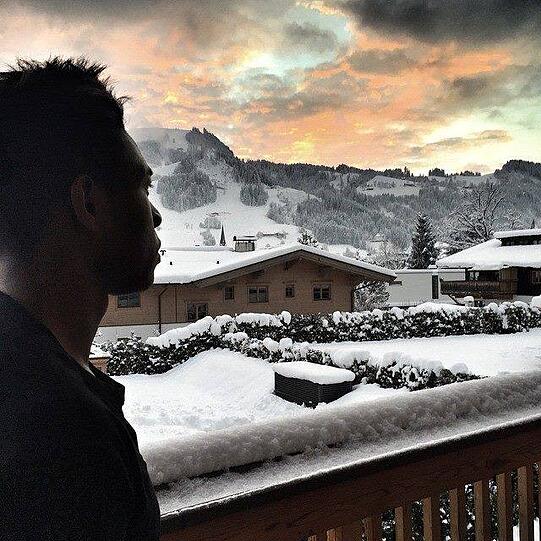 Top Aussicht: Der noch verletzte Österreicher David Alaba blickt auf diesem Bild in die schnee bedeckte Landschaft, die Berge und Lichtspiele am Himmel beim Sonnenuntergang.