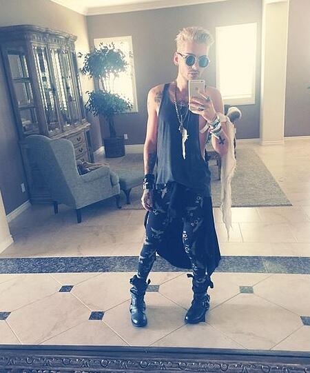 Bill Kaulitz fotografiert sein Outfit, bevor er zum Coachell-Festival geht
