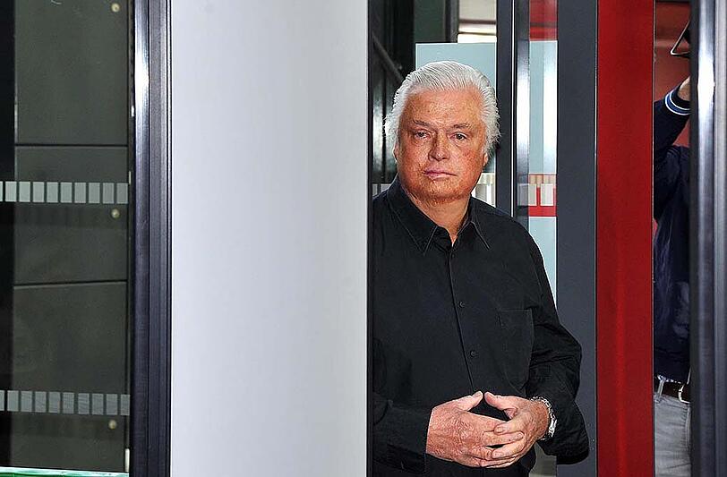Bernd Schottdorf betritt das Landgericht in Augsburg. Der Laborunternehmer muss sich vor Gericht verantworten, weil er laut Anklage Abrechnungsbetrug begangen haben soll.
