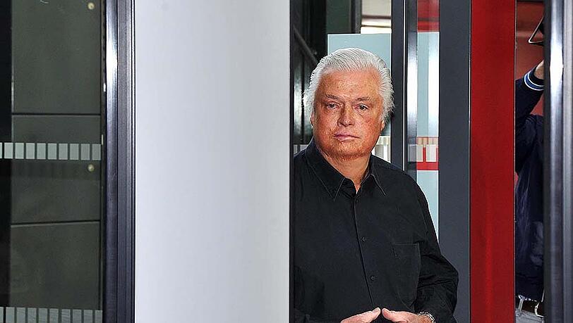 Bernd Schottdorf betritt das Landgericht in Augsburg. Der Laborunternehmer muss sich vor Gericht verantworten, weil er laut Anklage Abrechnungsbetrug begangen haben soll. Bernd Schottdorf betritt das Landgericht in Augsburg. Der Laborunternehmer muss sich vor Gericht verantworten, weil er laut Anklage Abrechnungsbetrug begangen haben soll.