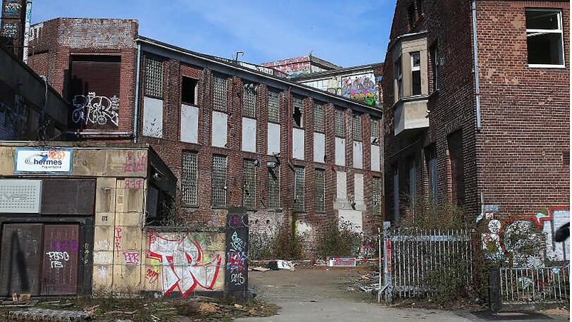 In Düsseldorf ist auf dem Gelände einer ehemaligen Papierfabrik eine 15-Jährige tot aufgefunden worden.