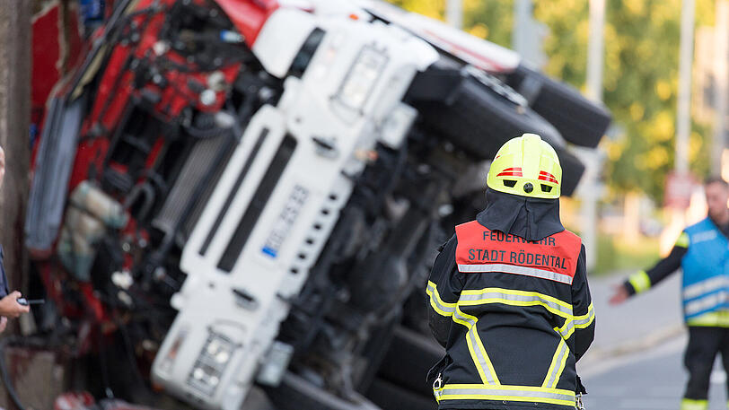Der 20-Jährige stirbt wenig später an seinen schweren Verletzungen.