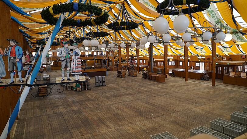 Bereits am Tag nach dem Wiesn-Kehraus haben die Abbau- und Aufräumarbeiten auf dem Oktoberfestgelände begonnen.