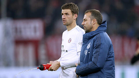 Thomas Müller (l.) ist Hansi Flicks verlängerter Arm auf dem Platz.
