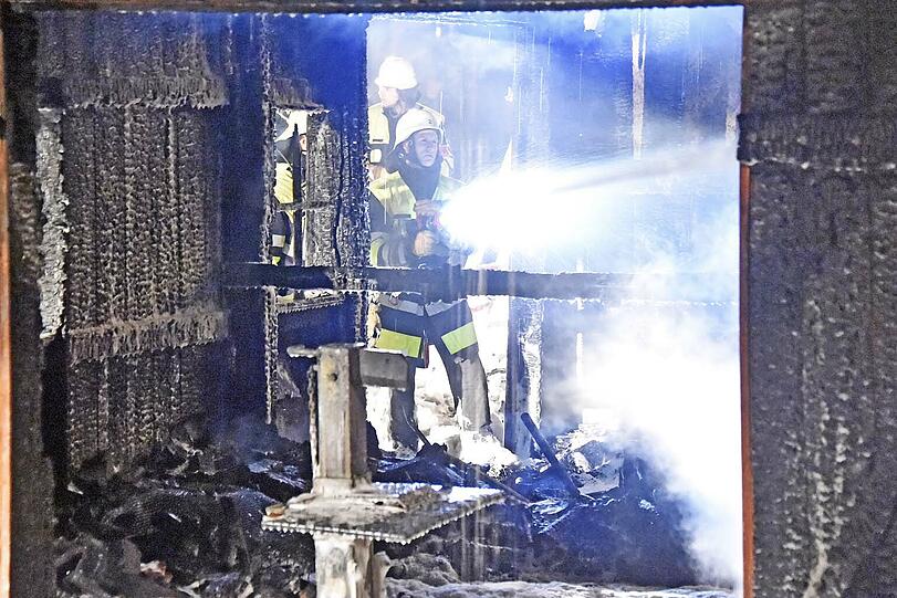 Der Holzschuppen stand komplett in Flammen. Die Bilder vom Einsatz!