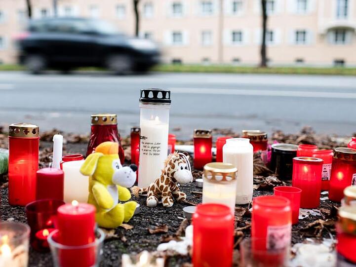 Kerzen und Blumen liegen an der Unfallstelle, an der ein 14-Jähriger zu Tode gekommen war.