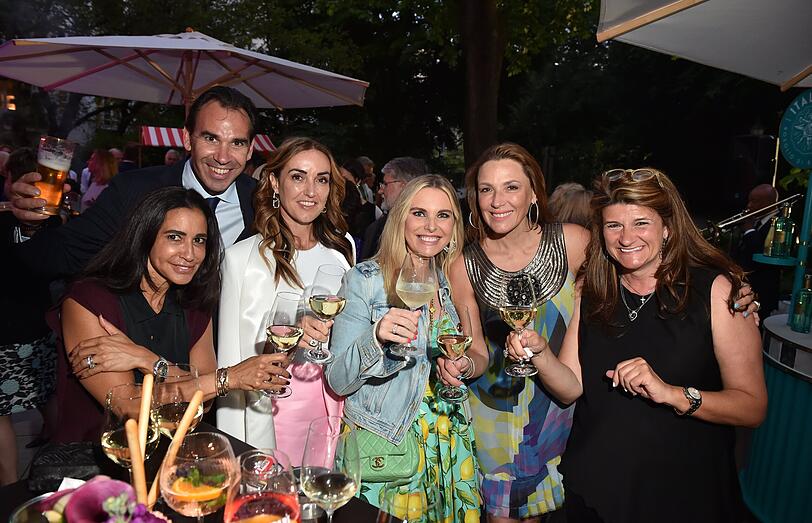 Daniela Wilhelma mit Ehemann, Simone Mecky-Ballack, Magdalena Brzeska, Alessandra Geissel, Jeannette Graf, Melanie Fischer, Darya Birnstiel, Tiger Kirchharz und PR-Lady Michaela Rosien