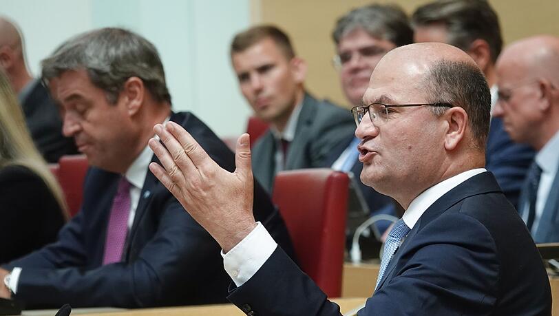 Albert Füracker (r, CSU), Finanzminister von Bayern, spricht. Albert Füracker (r, CSU), Finanzminister von Bayern, spricht.