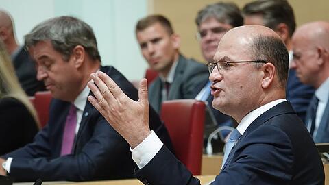 Albert Füracker (r, CSU), Finanzminister von Bayern, spricht.