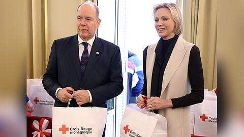 Fürst Albert II. und Fürstin Charlène von Monaco mit den Schlemmertüten.