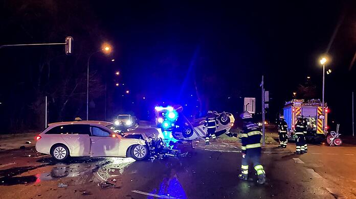 Die Feuerwehr im Einsatz nach einem Verkehrsunfall in Schwabing.