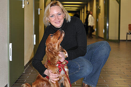 Anne U. (37) hat ihren Cocker-Spaniel Bruno mit ins Amtsgericht gebracht. Der Hund ist wieder putzmunter.