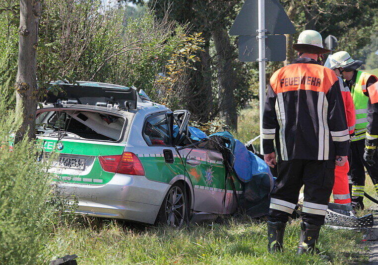 Polizeiwagen kracht in Betonmischer - Die Bilder vom schrecklichen Unfall