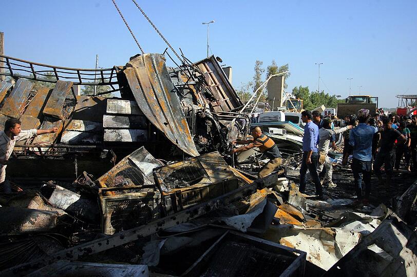 Trümmerfeld nahe Bagdad: Hier sprengte sich der Attentäter mitsamt dem Tanklastwagen in die Luft.