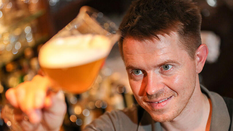 Braumeister Willi Wallstab braut ein Maronenbier als Spezialität der Saison.