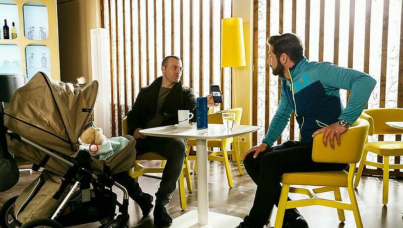"Alles was zählt": Ben (l.) erzählt Deniz von seiner Hoffnung, noch eine Lösung für das A40 zu finden "Alles was zählt": Ben (l.) erzählt Deniz von seiner Hoffnung, noch eine Lösung für das A40 zu finden