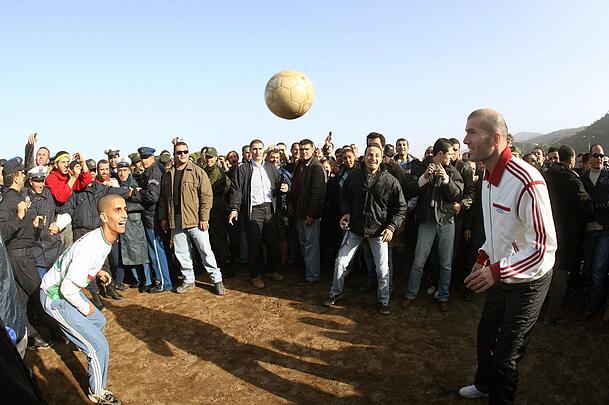 "Ich habe das Arabische über meine Eltern im Blut", sagt Frankreichs Fußball-Legende, dessen Eltern Smaïl und Malika aus Algerien stammen. Er besucht seine "Wurzeln" regelmäßig. "Ich habe das Arabische über meine Eltern im Blut", sagt Frankreichs Fußball-Legende, dessen Eltern Smaïl und Malika aus Algerien stammen. Er besucht seine "Wurzeln" regelmäßig.