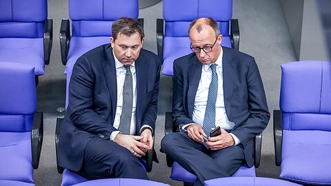 Für Lars Klingbeil (links) und Friedrich Merz (rechts) gibt es noch vieles zu verhandeln. (Archivbild)