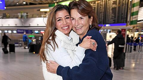 Eva Benetatou und Claudia Obert beim Abflug in Frankfurt am Main.