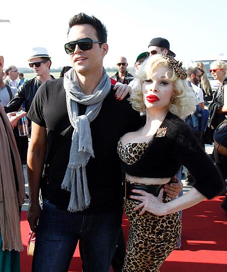 Amanda Lepore mit Sänger und Schauspieler Cheyenne Jackson.