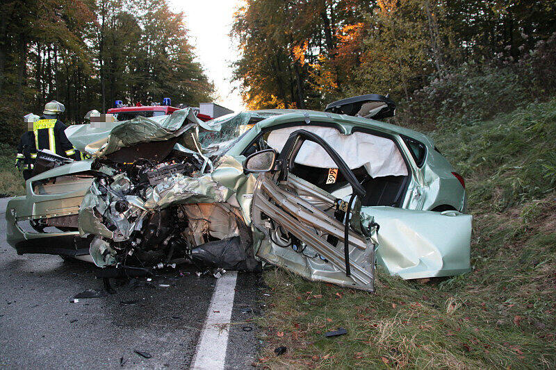 Im Landkreis Mühldorf wurden am späten Montagnachmittag zwei Personen bei einem schweren Verkehrsunfall verletzt.