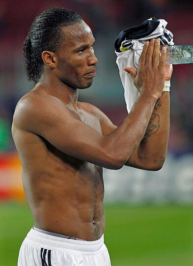 Didier Drogba (34): Im Januar hatte er noch dicke Tränen vergossen, als der Staatsheld der Elfenbeinküste das Finale des Afrika-Cups erst im Elfmeterschießen gegen Sambia verloren hatte. Zuvor hatte er beim Stand von 0:0 einen Elfmeter verschossen. Apropos: Mit Chelsea scheiterte er 2008 auch im Elfmeterschießen &ndash; im Finale der Champions League gegen Manchester United.