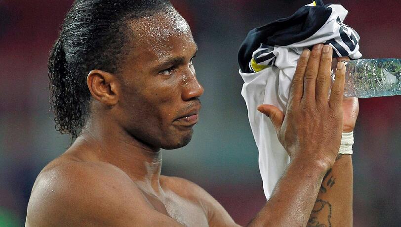 Didier Drogba (34): Im Januar hatte er noch dicke Tränen vergossen, als der Staatsheld der Elfenbeinküste das Finale des Afrika-Cups erst im Elfmeterschießen gegen Sambia verloren hatte. Zuvor hatte er beim Stand von 0:0 einen Elfmeter verschossen. Apropos: Mit Chelsea scheiterte er 2008 auch im Elfmeterschießen – im Finale der Champions League gegen Manchester United. Didier Drogba (34): Im Januar hatte er noch dicke Tränen vergossen, als der Staatsheld der Elfenbeinküste das Finale des Afrika-Cups erst im Elfmeterschießen gegen Sambia verloren hatte. Zuvor hatte er beim Stand von 0:0 einen Elfmeter verschossen. Apropos: Mit Chelsea scheiterte er 2008 auch im Elfmeterschießen – im Finale der Champions League gegen Manchester United.