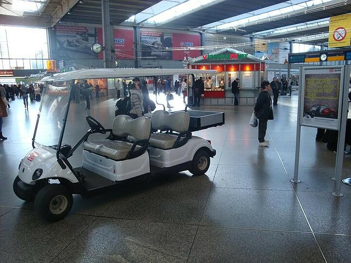 Mit diesem Elektroauto ist ein Betrunkener über den Hauptbahnhof gebrettert