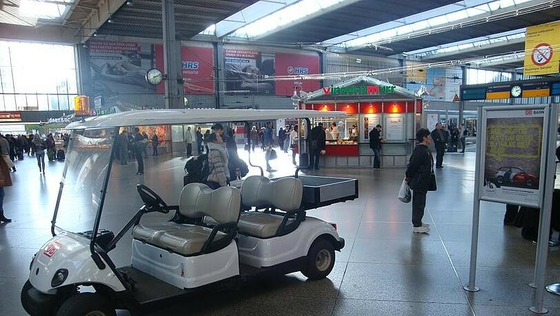 Mit diesem Elektroauto ist ein Betrunkener über den Hauptbahnhof gebrettert Mit diesem Elektroauto ist ein Betrunkener über den Hauptbahnhof gebrettert