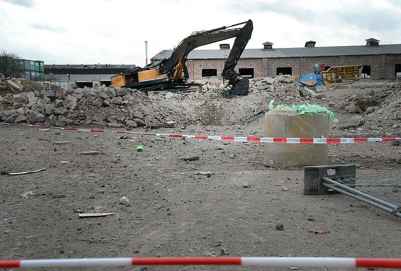 Bei Baggerarbeiten in Euskirchen in der Nähe von Bonn ist eine Weltkriegs-Bombe explodiert. Der Baggerfahrer kam
ums Leben. Bilder vom Unglücksort.