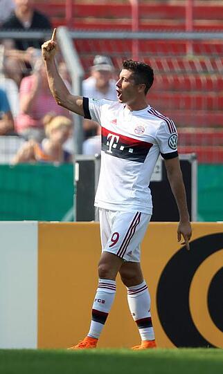 ROBERT LEWANDOWSKI: Note 2
Rächte Ulreich und tunnelte Nöttingens Keeper beim 3:1. An der Entstehung des Handelfers beteiligt. Immer anspielbar, sehr beweglich, torhungrig.
