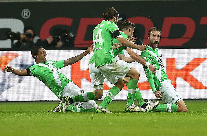 Doppeltorschütze beim 4:1-LigaSieg des VfL im Januar: Dost. (r.).