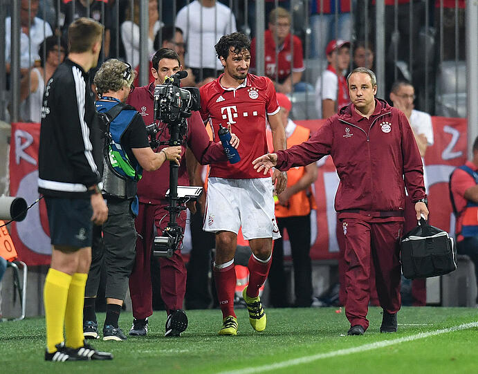 Hummels geht verletzt vom Platz.