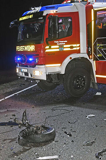 Schwerer Unfall auf der B471 bei Garching - zwei Menschen sterben. Die Bilder von der Unfallstelle.